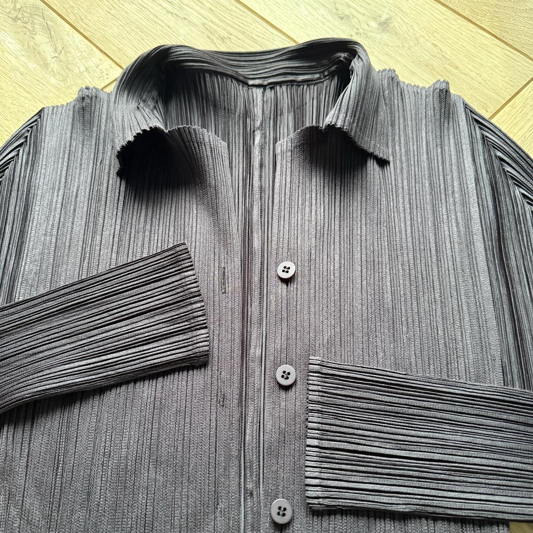 イッセイミヤケ【プリーツ プリーズ】襟付きシャツ／こげ茶