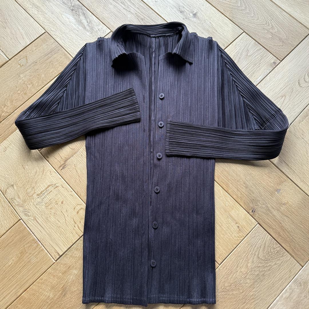 イッセイミヤケ【プリーツ プリーズ】襟付きシャツ／こげ茶