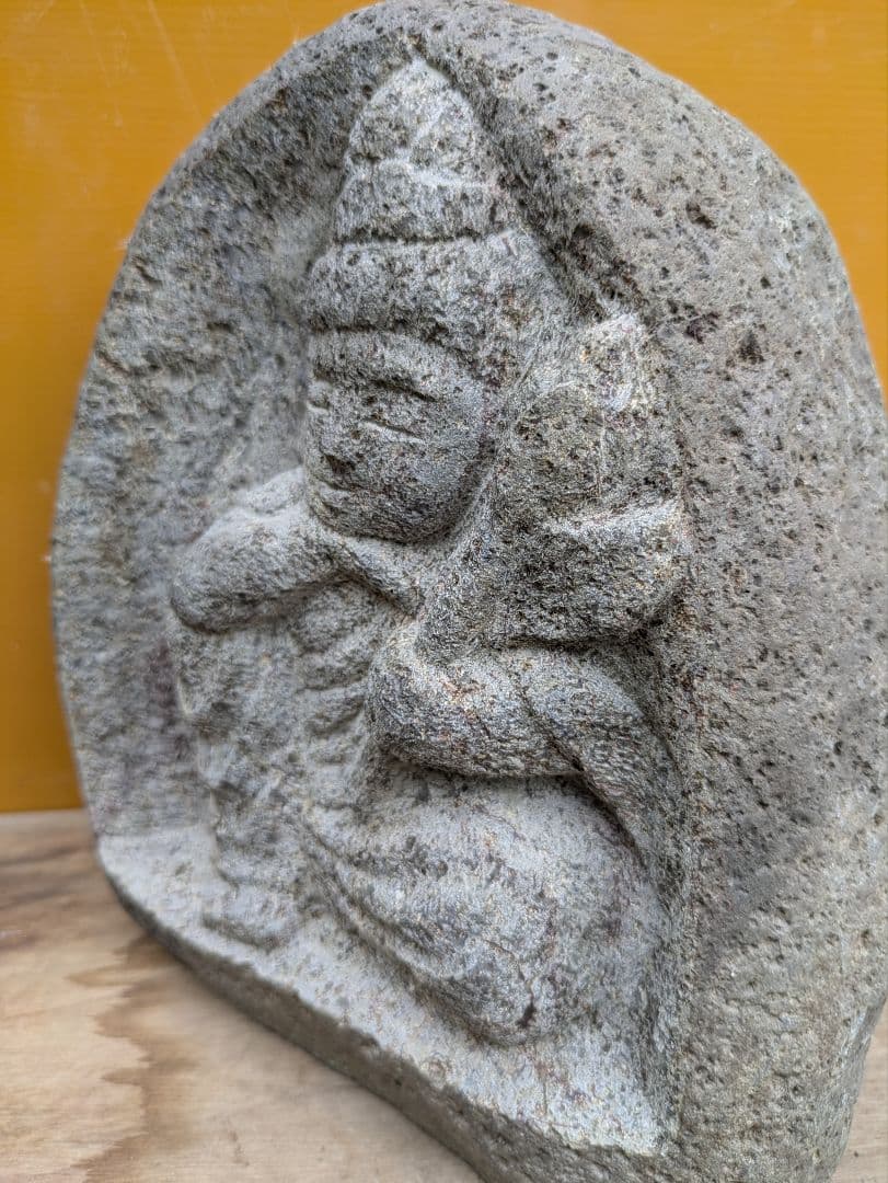 石仏、聖観音菩薩、河原の石、日本人による彫刻、倉田辰彦作