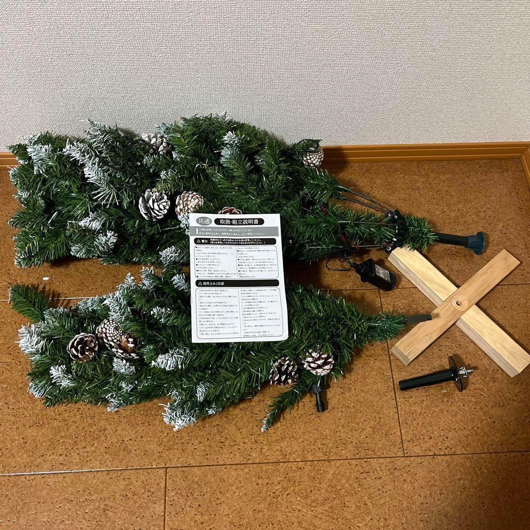 クリスマスツリー　150cm（雪化粧タイプ） 松ぼっくり　LEDライト付き