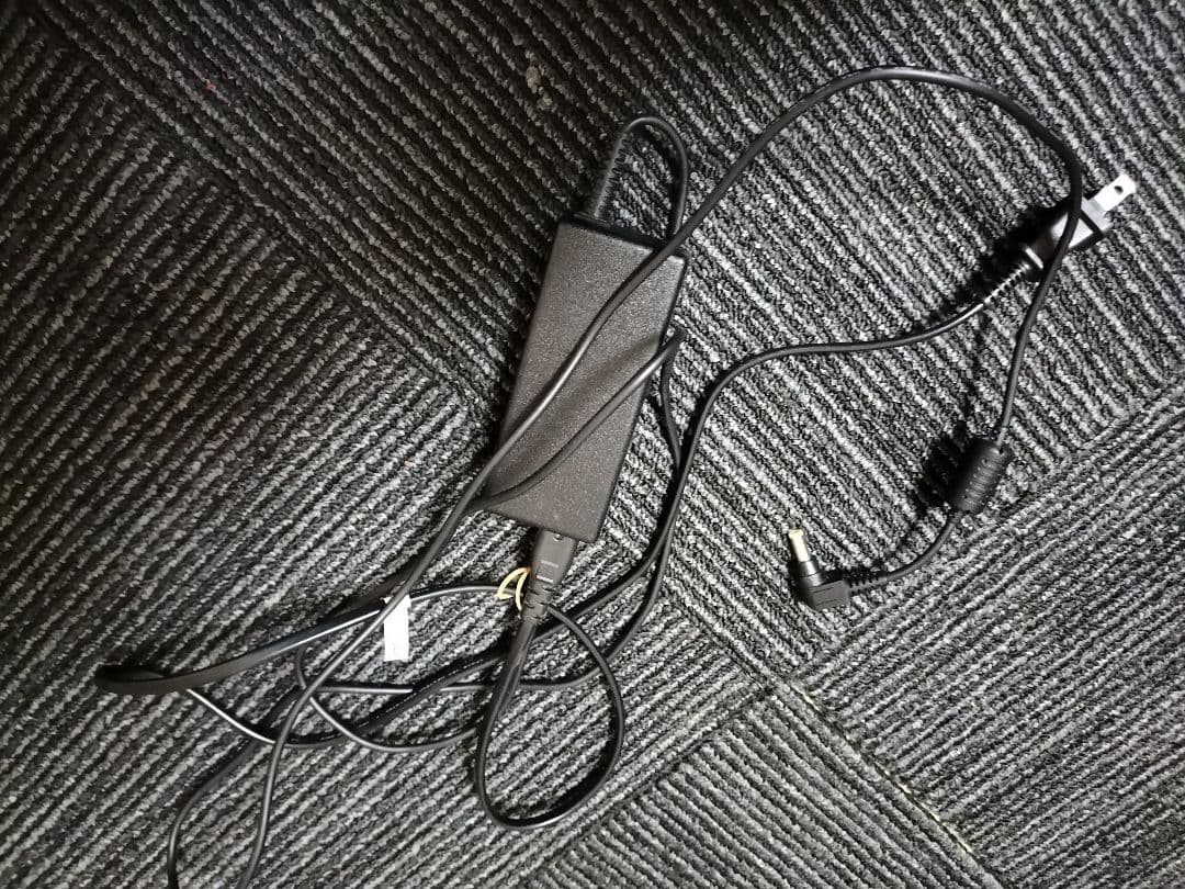 FUJITSUノートPC 4GBwin11 ACアダプター　ワイヤレスマウス付き