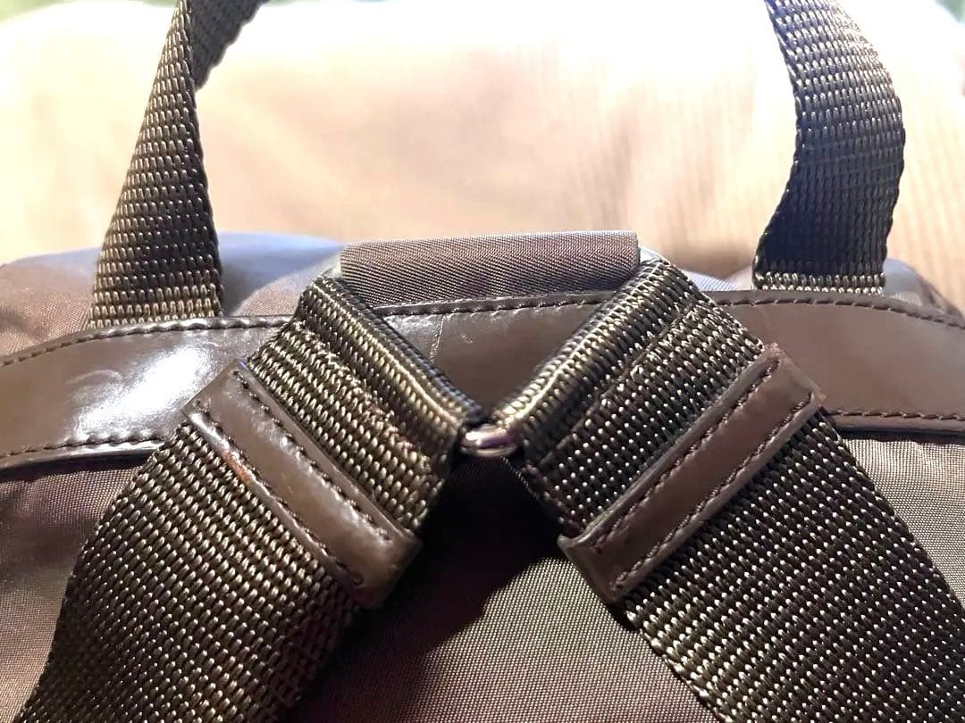 プラダ　バックパック　合わせやすい落ち着いた濃いめのベージュ