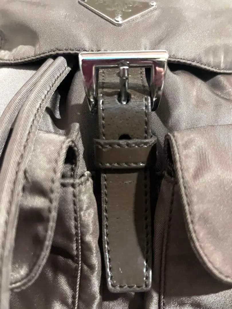 プラダ　バックパック　合わせやすい落ち着いた濃いめのベージュ