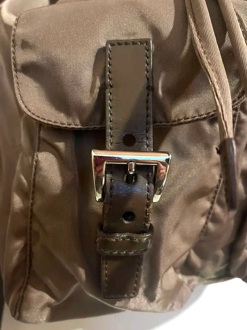 プラダ　バックパック　合わせやすい落ち着いた濃いめのベージュ