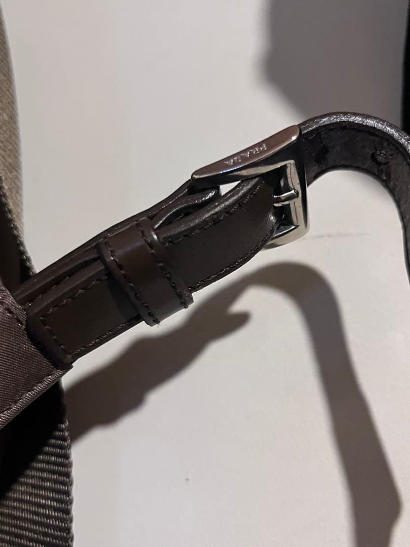 プラダ　バックパック　合わせやすい落ち着いた濃いめのベージュ