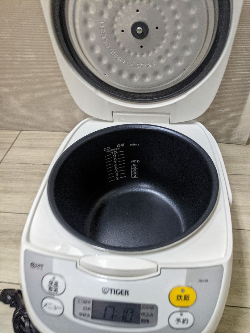 タイガー 炊飯器 1升 マイコン式 JBH-G181W ホワイト　2024年製