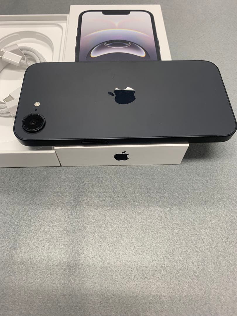 新品同様　国内版　simフリー　iPhone16e 128GB 充電3回