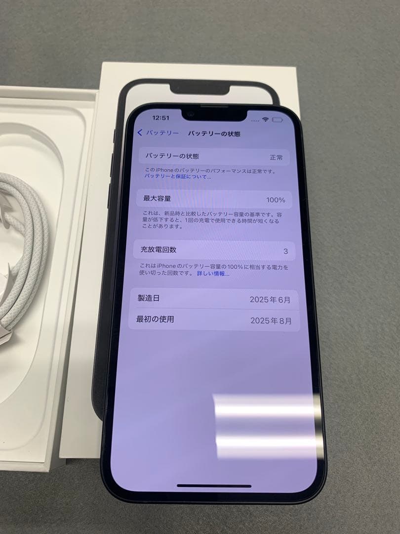 新品同様　国内版　simフリー　iPhone16e 128GB 充電3回
