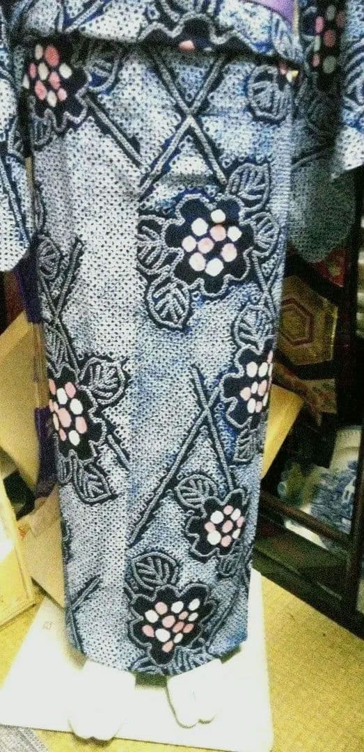 有松総絞り浴衣小紋、紺色生地に全体に花柄入