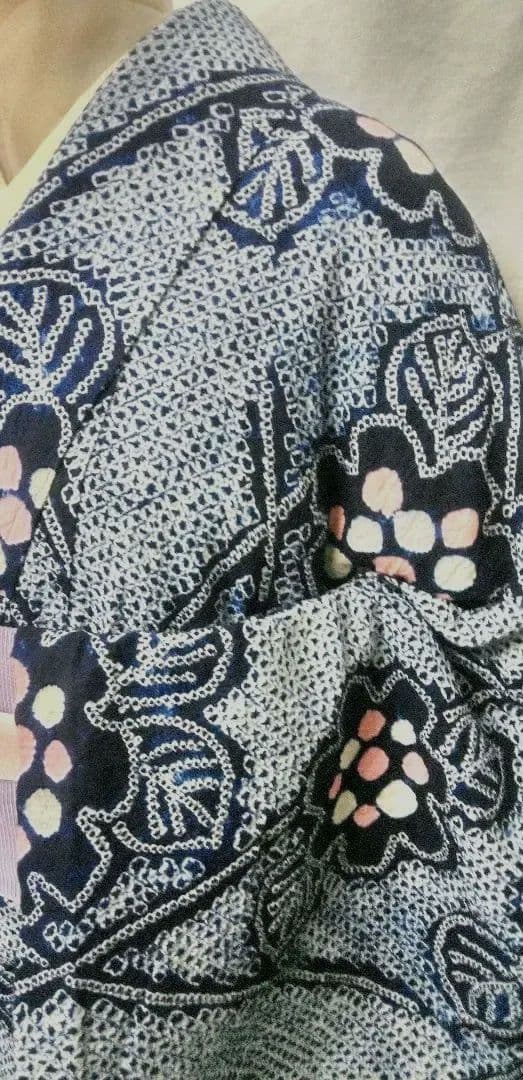 有松総絞り浴衣小紋、紺色生地に全体に花柄入