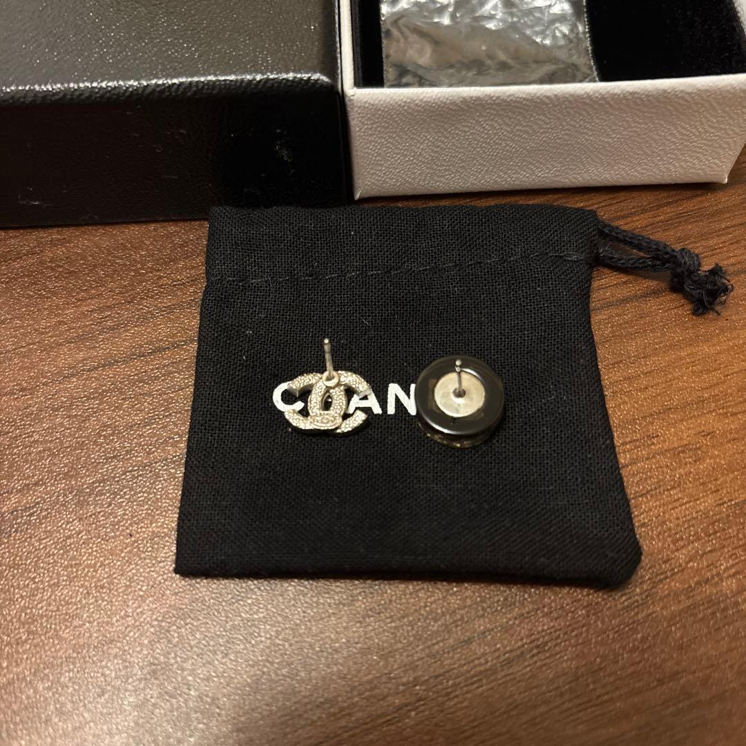 プ*︎様 CHANEL シルバー ブラック ロゴピアス