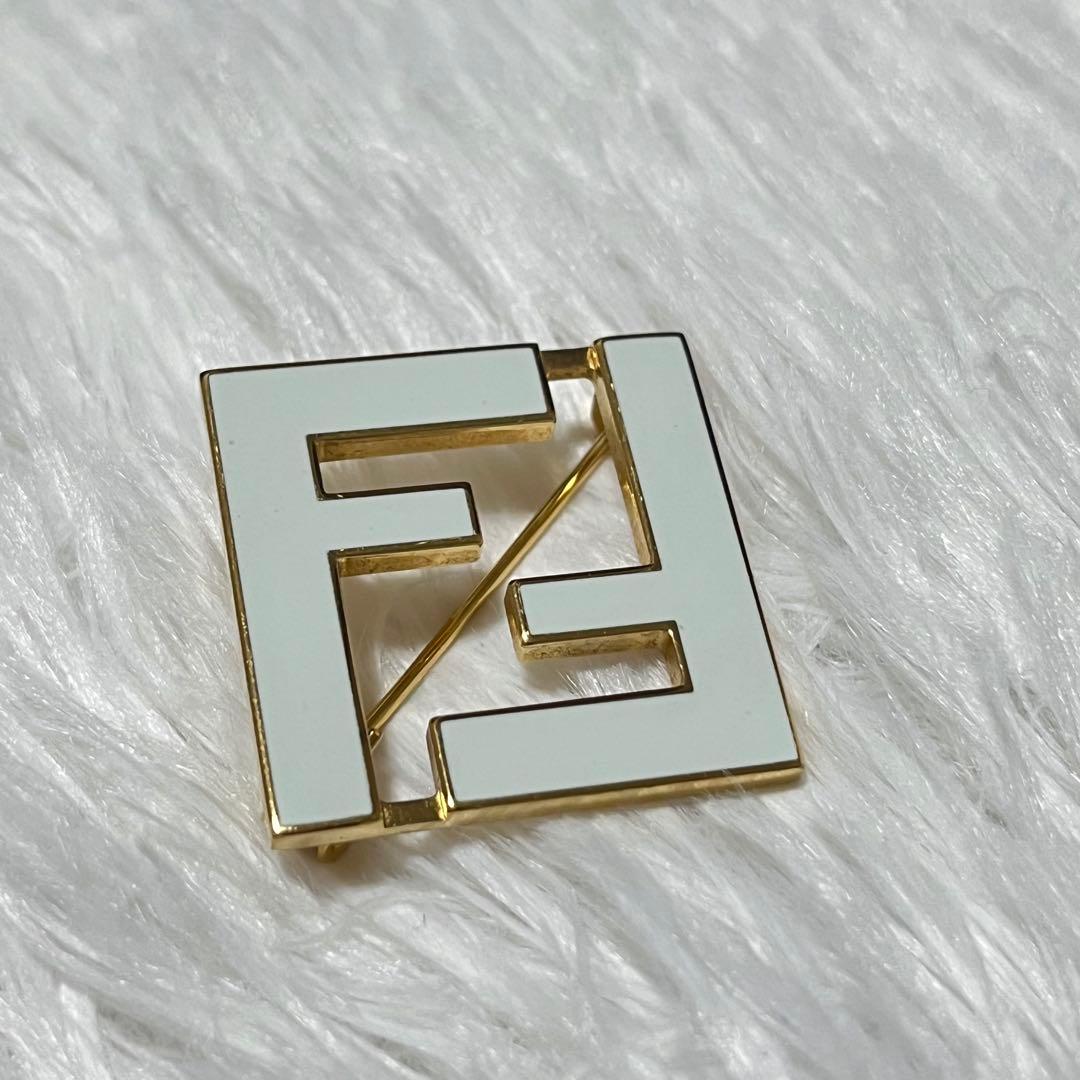 FENDI 正規品　ブローチ フォーエバー FFロゴ ホワイト ゴールド ピン