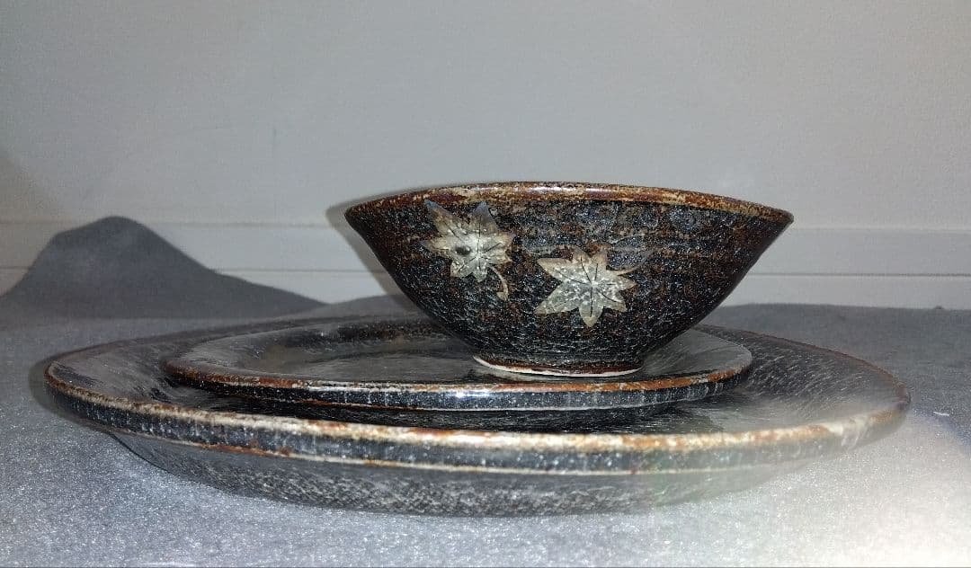 美濃焼の名工 三浦繁久作品　鼠志野紅葉紋様の向付け中鉢と中皿と大皿 の三種類