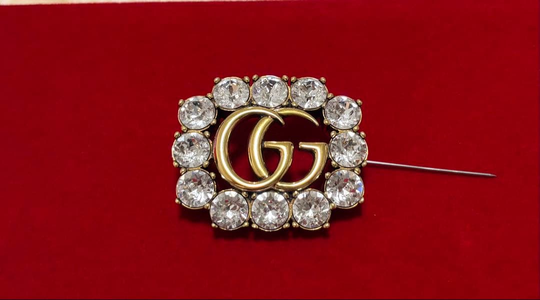 Gucci GGロゴ ブローチ レッド