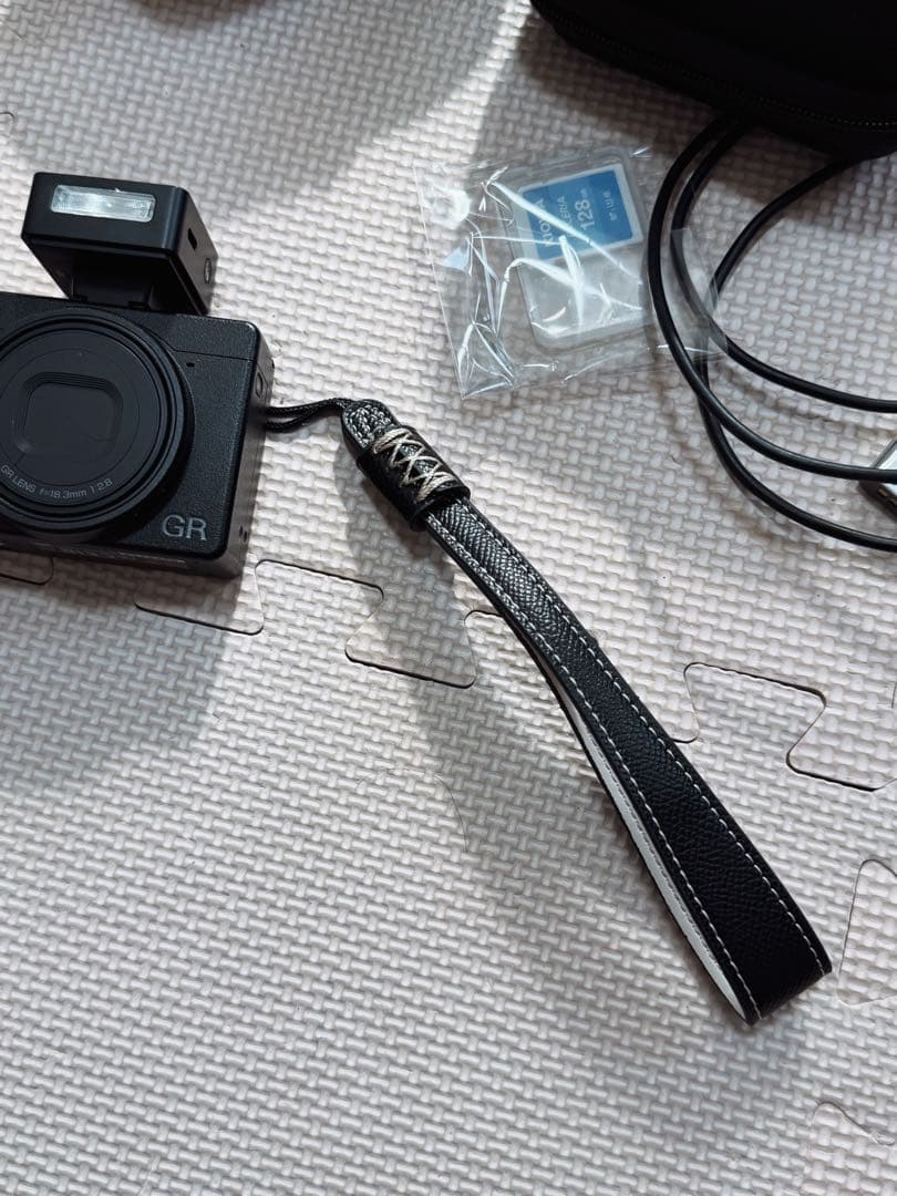 RICOH GR III コンパクトデジタルカメラ　フラッシュと多数おまけ