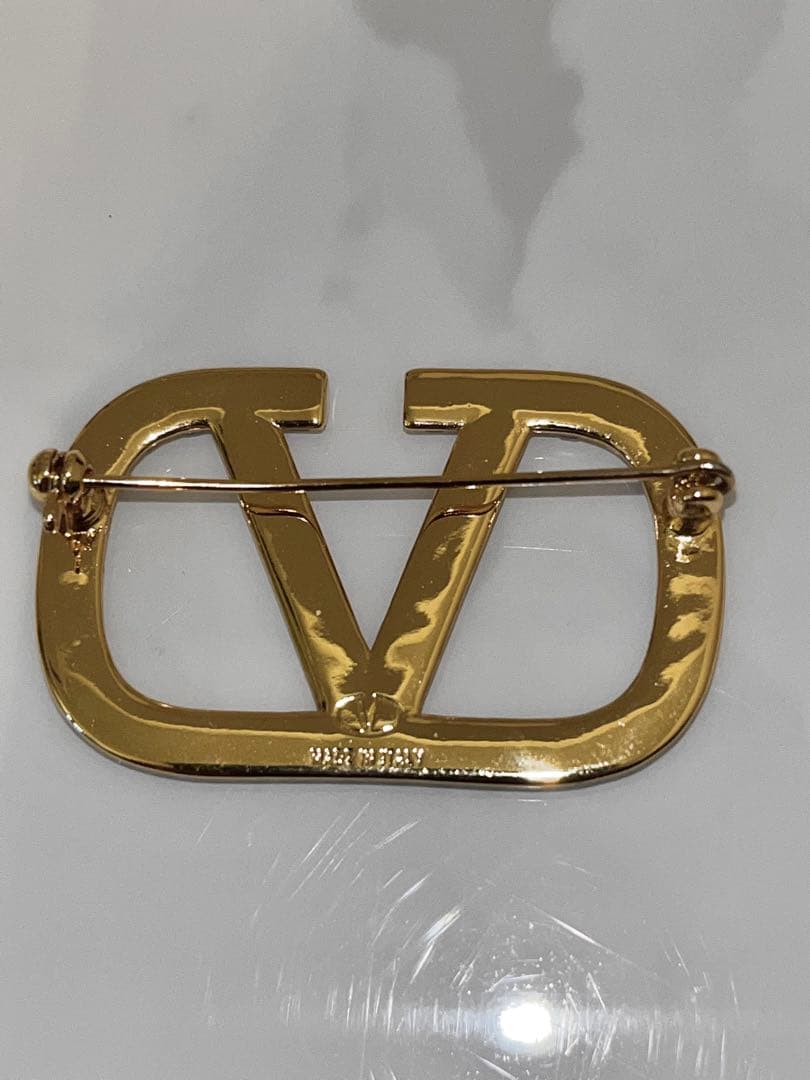 VALENTINO ゴールド Vロゴ ブローチ