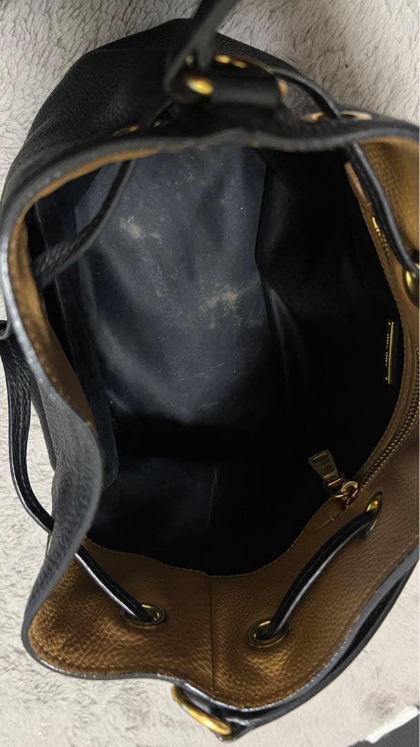 miu miu 黒 レザー バケツ型バッグ　内側少し汚れあり