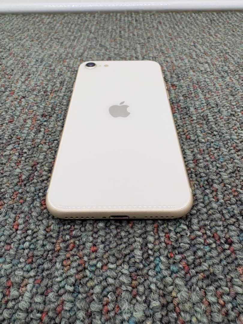 iPhone SE 第3世代　64GB　simフリー　Apple　スマホ　962