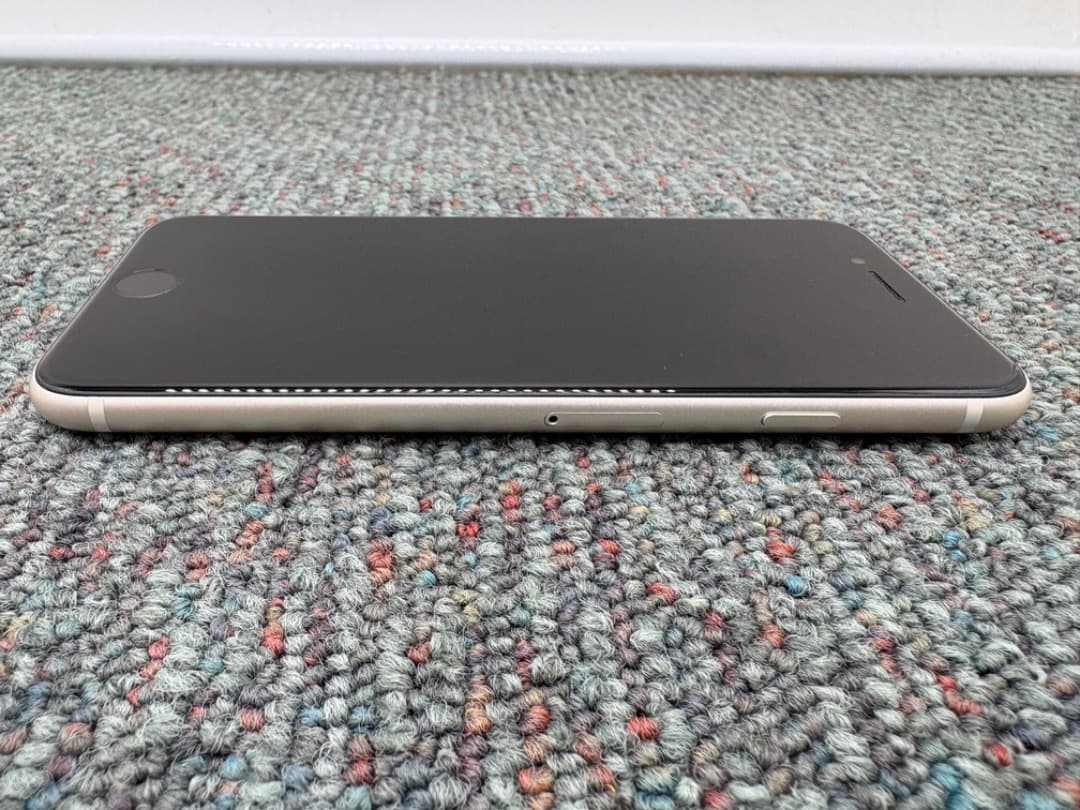 iPhone SE 第3世代　64GB　simフリー　Apple　スマホ　962