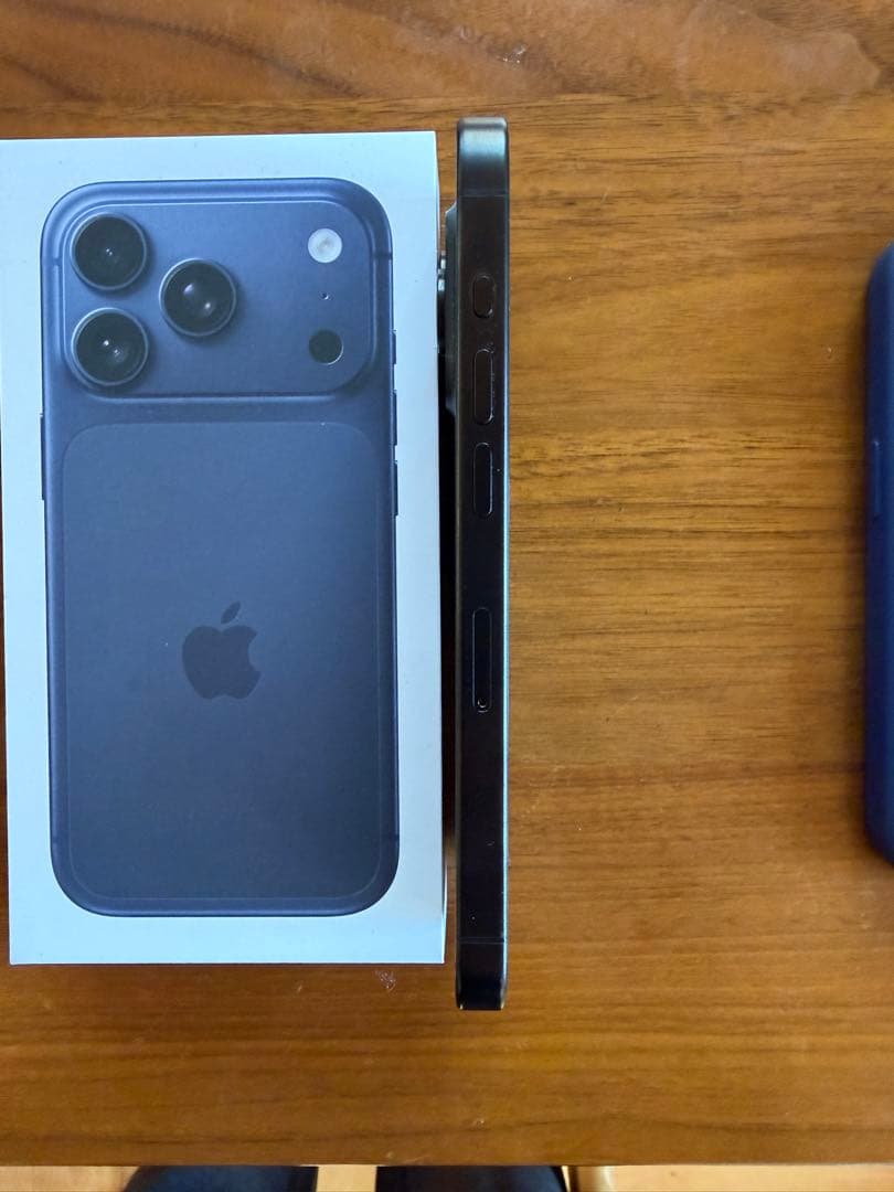 【美品】iPhone 15 Pro 256GB ブラックチタニウム 箱あり