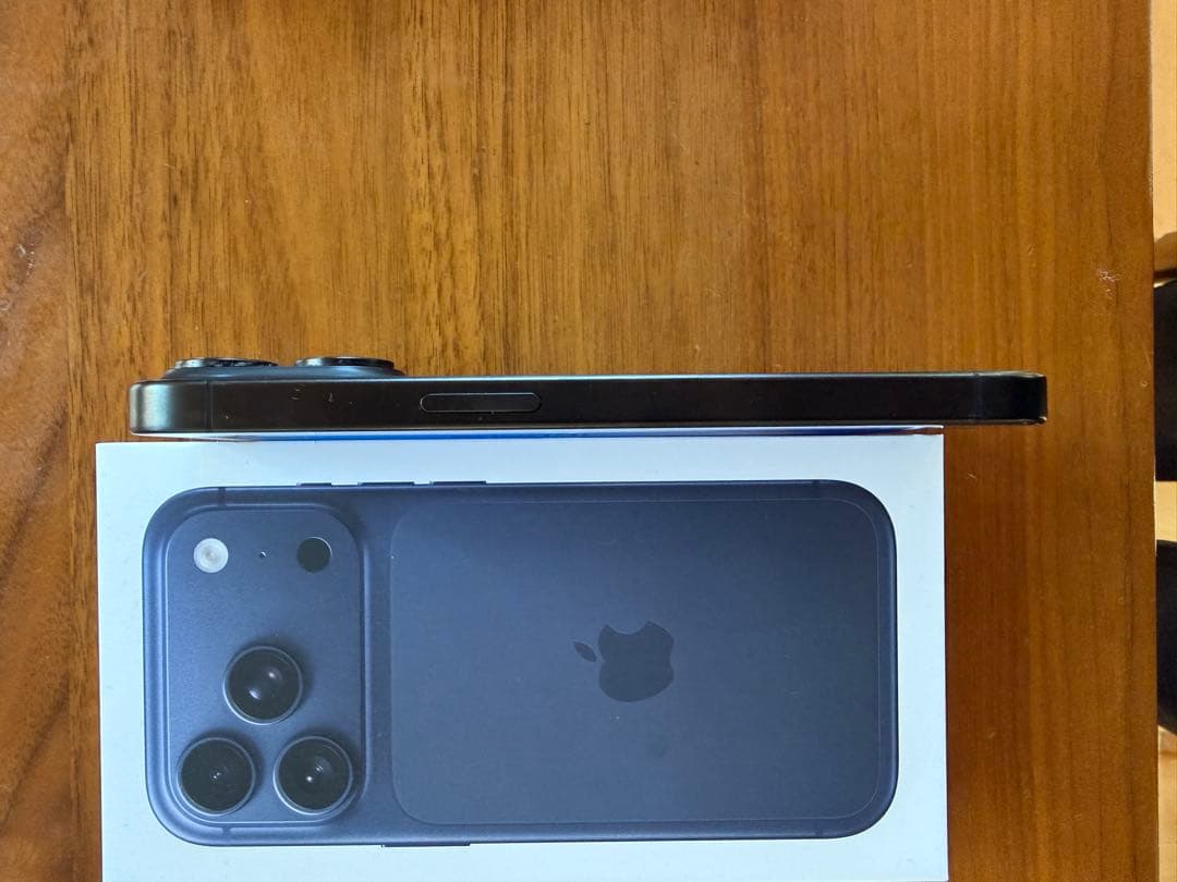 【美品】iPhone 15 Pro 256GB ブラックチタニウム 箱あり