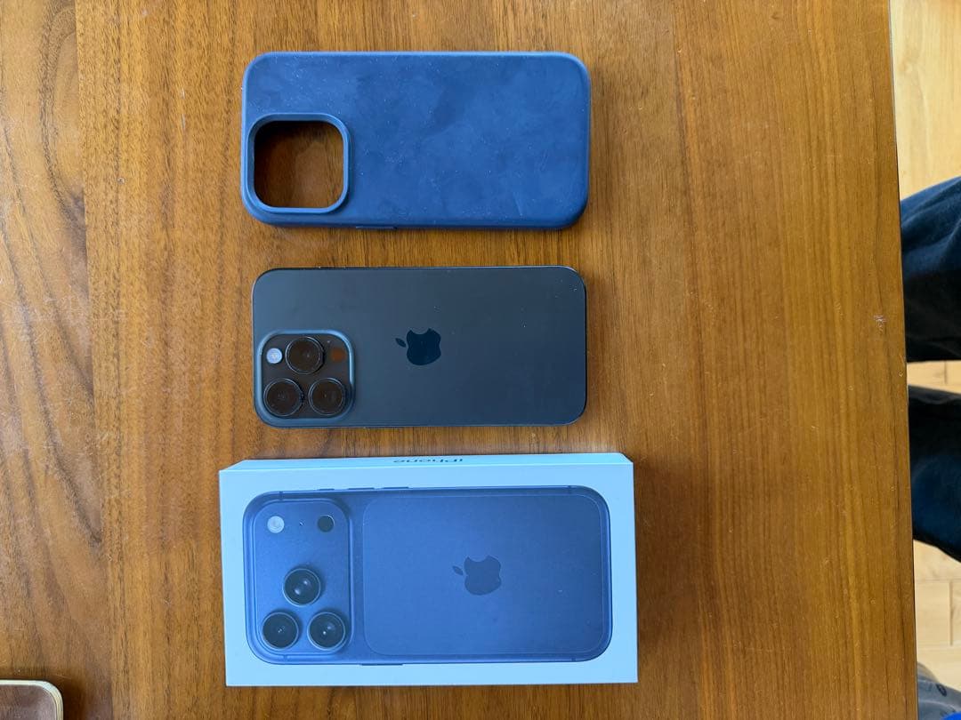 【美品】iPhone 15 Pro 256GB ブラックチタニウム 箱あり