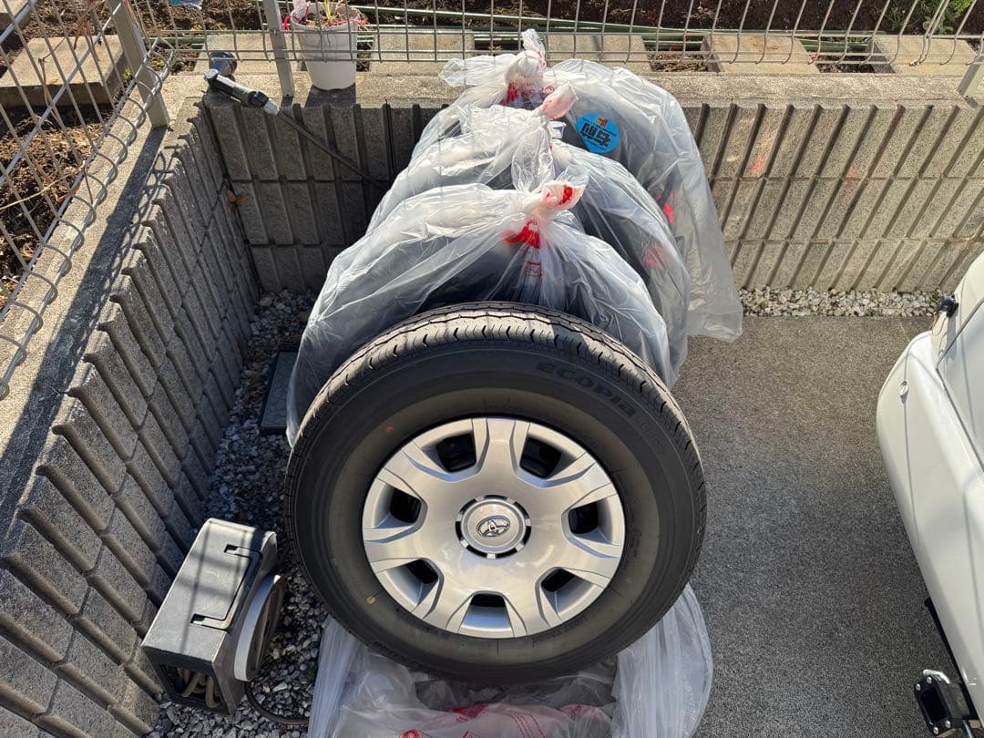 ブリヂストン エコピア　ハイエース純正15インチ タイヤセット5本スペア含む