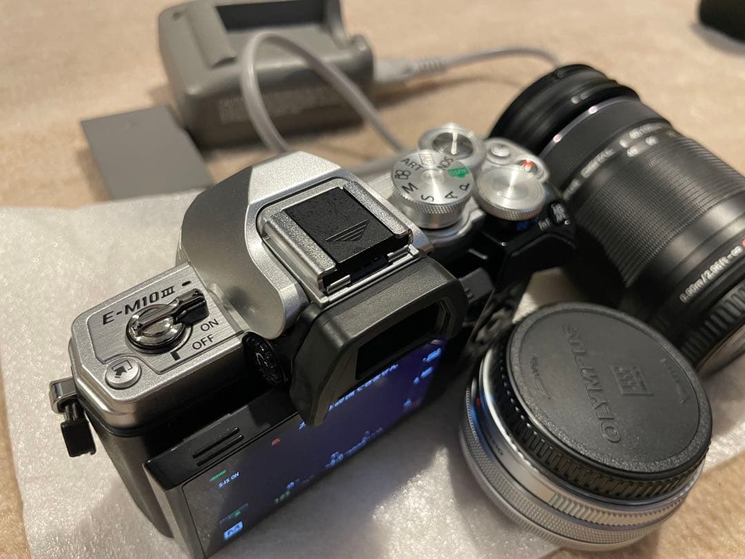 Olympus E-M10iii ミラーレス一眼本体とレンズ（今なら予備電池も）