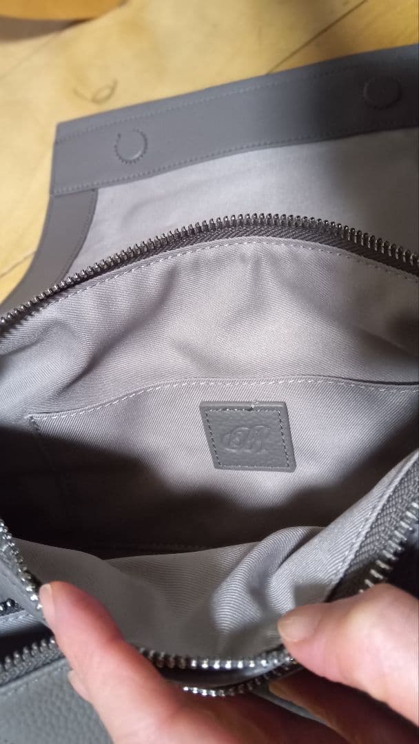 ビアズリー　ショルダーバッグ　レザーボディバッグ　グレイッシュベージュ