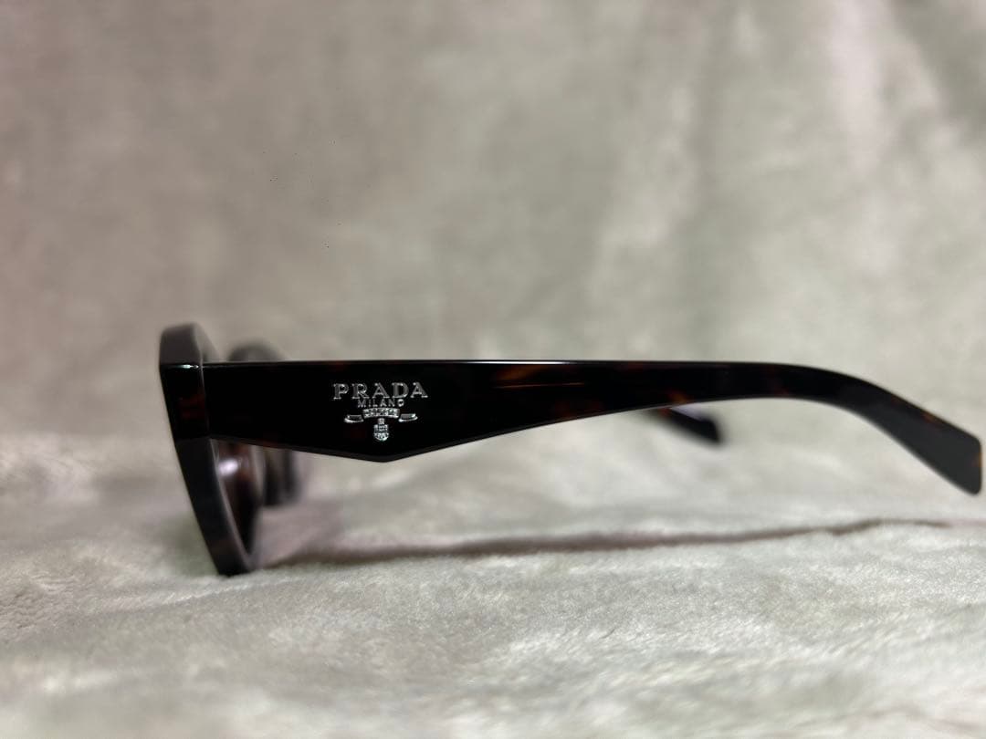 マホガニーブランウンレンズ　PRADA ロゴ入り　サングラス