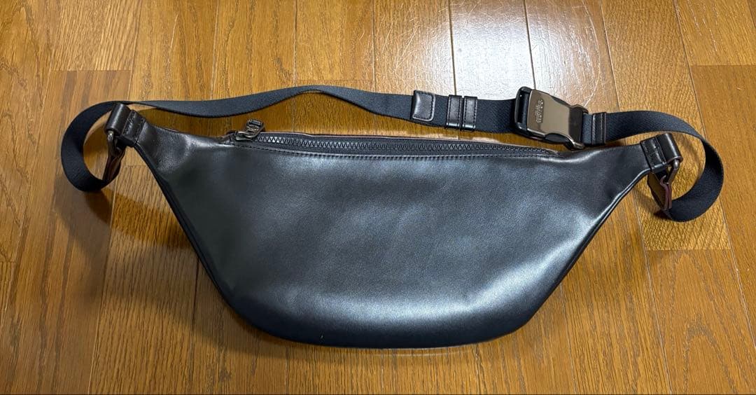 COACH ブラック レザー ボディバッグ