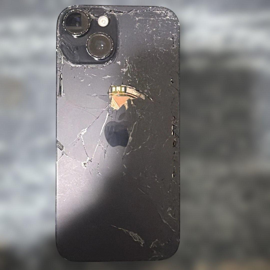 iPhone 15 本体 両面ひび割れあり