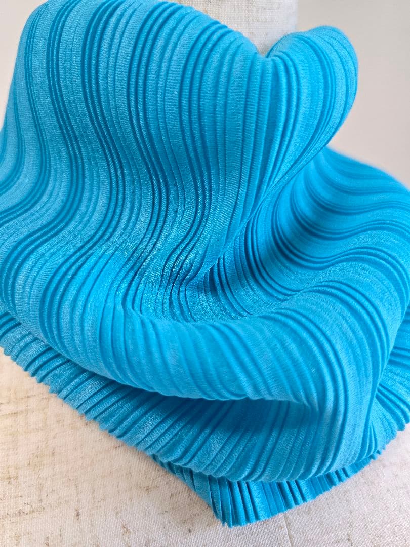 美品プリーツプリーズイッセイミヤケ プリーツスヌード オーチューブ マフラー