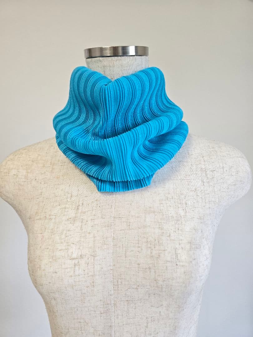 美品プリーツプリーズイッセイミヤケ プリーツスヌード オーチューブ マフラー