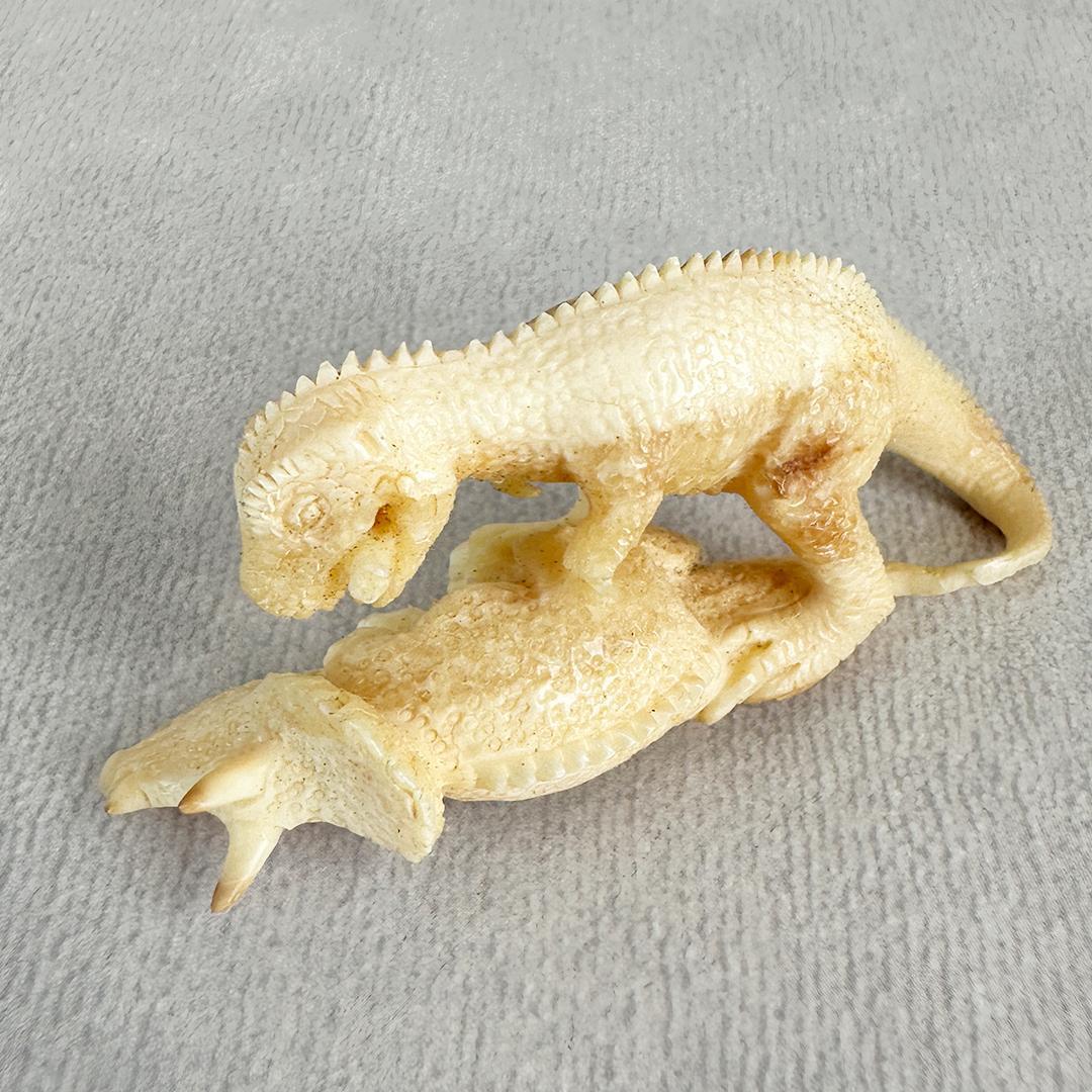 根付　置根付　恐竜　彫刻　セイウチ牙製　置物　ミ10