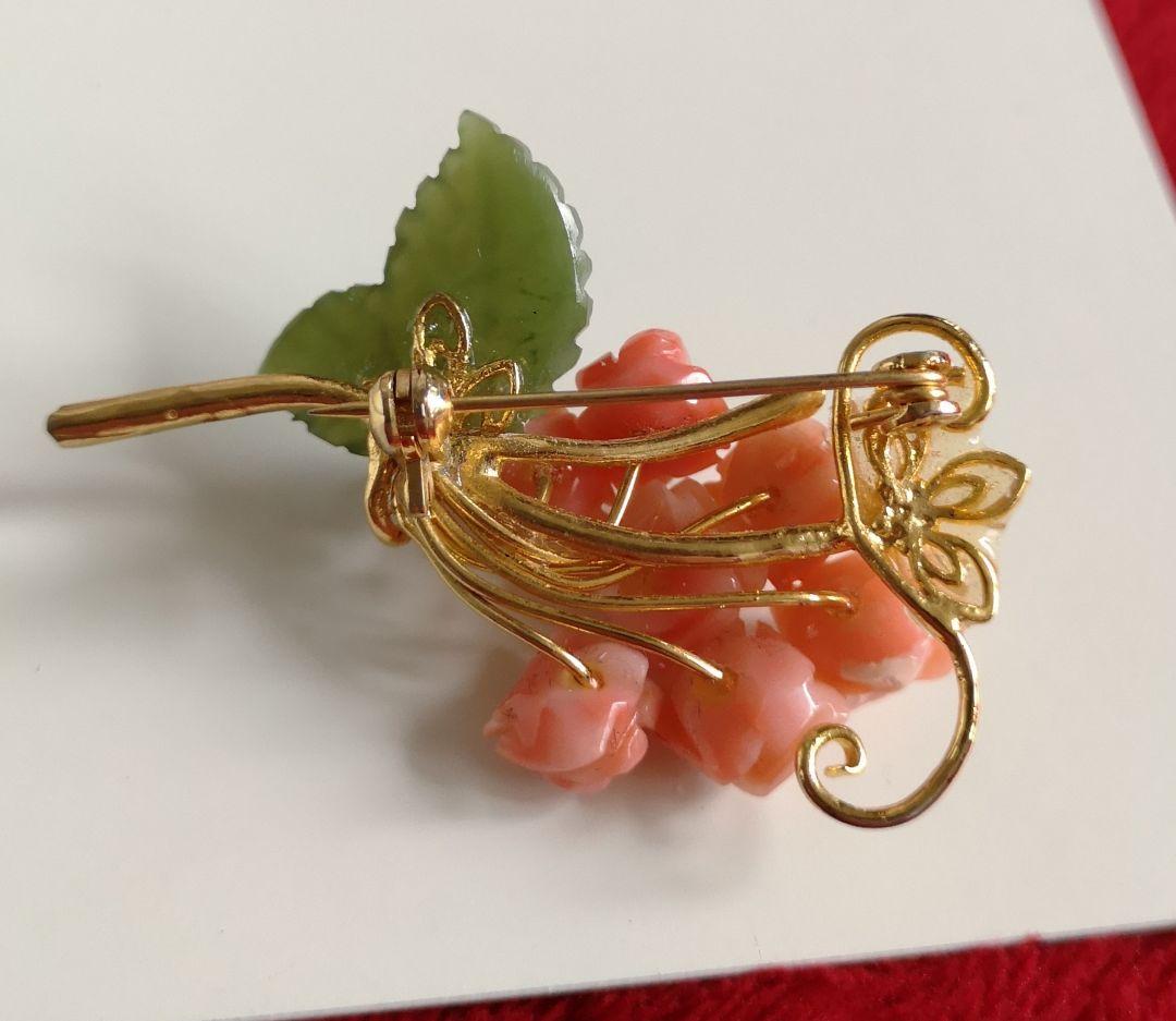ビンテージ ブローチ 珊瑚 花 彫刻 翡翠 葉 彫刻 フラワー カメオ 246