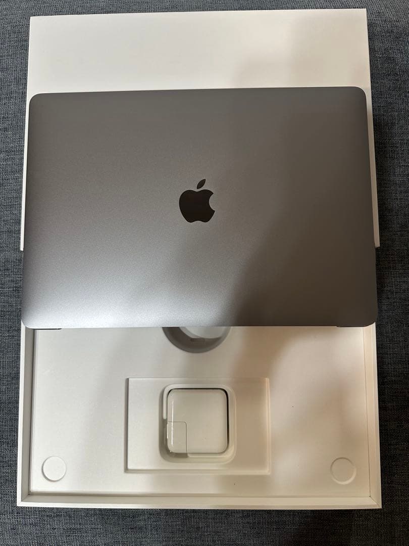MacBookAir【箱カバー付、本体美品】