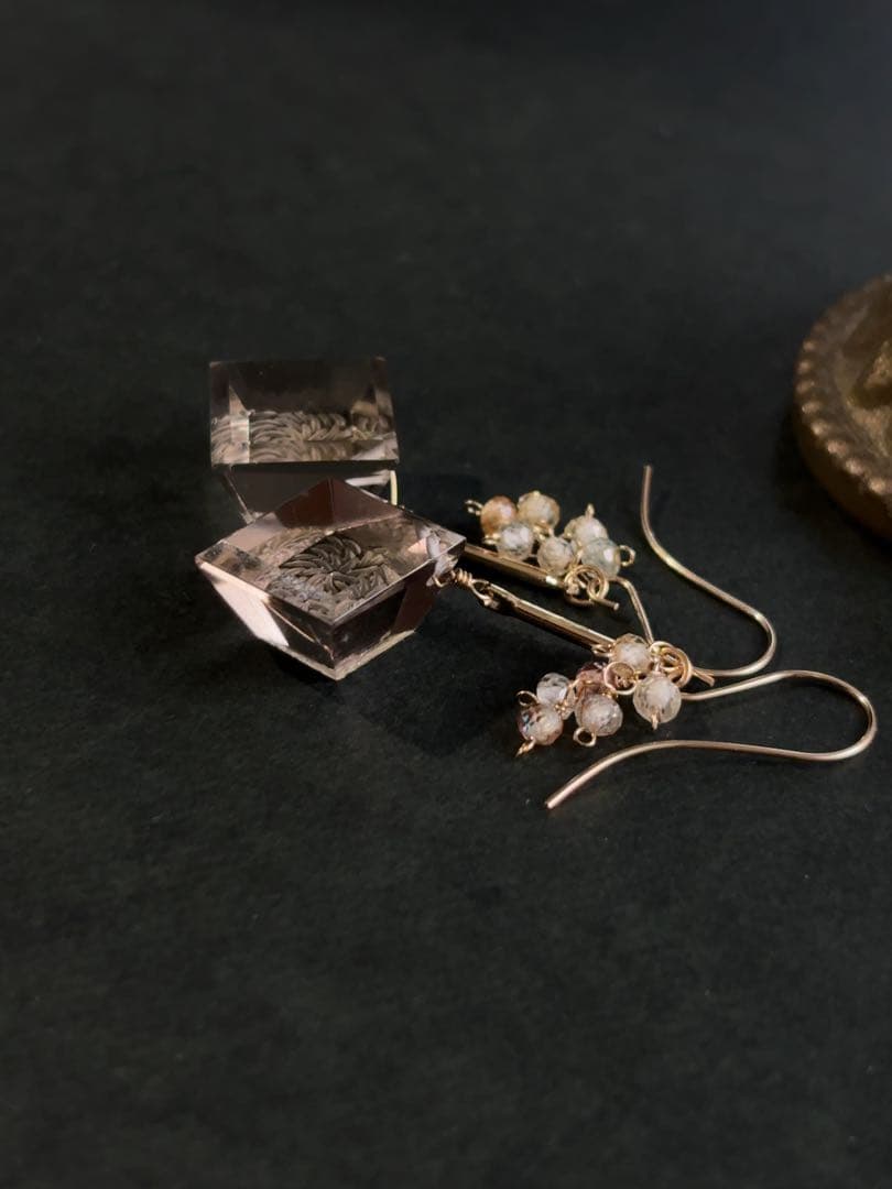 C18 スモーキークォーツ宝石キューブピアス