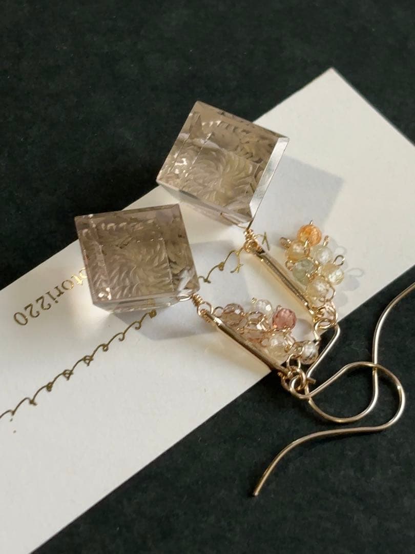 C18 スモーキークォーツ宝石キューブピアス