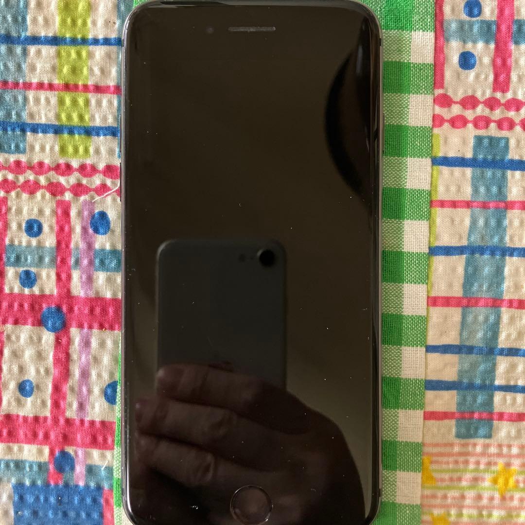 iPhone8 背面カメラ付近に多少の割れあり