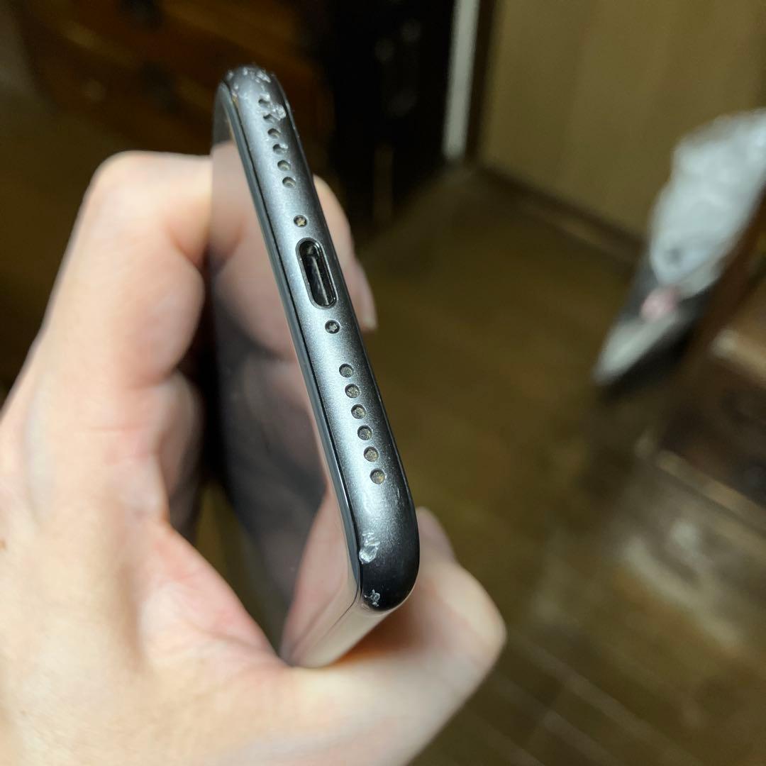 iPhone8 背面カメラ付近に多少の割れあり