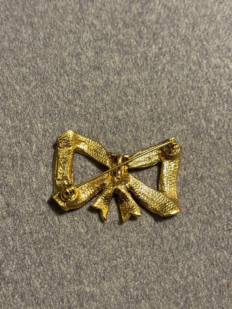 リボン型 金色ブローチ YSL サンローラン