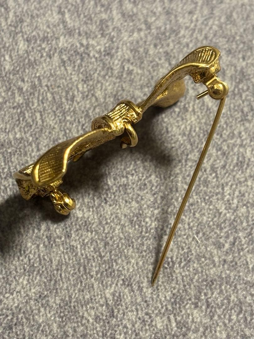リボン型 金色ブローチ YSL サンローラン
