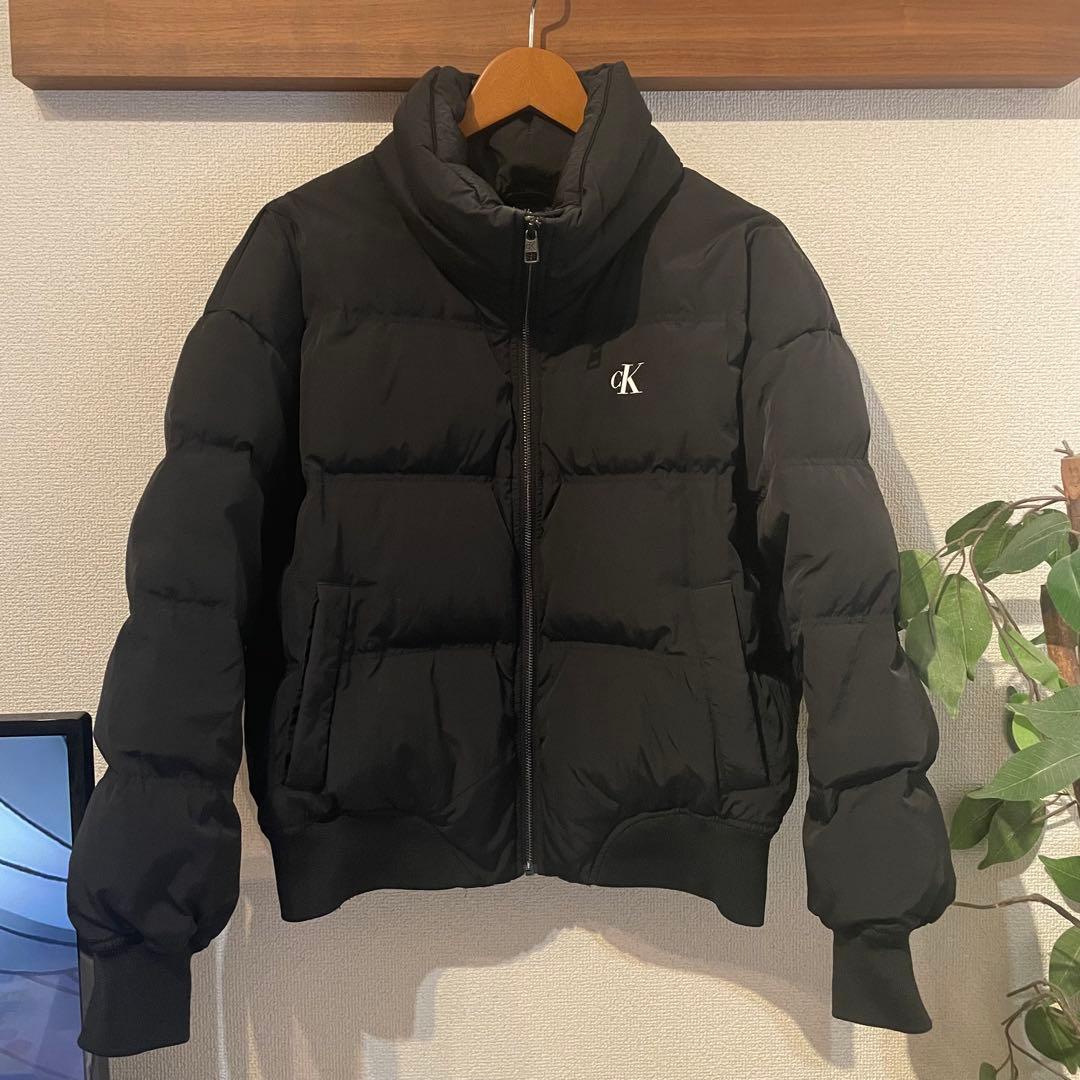 黒いダウンジャケット GKロゴ