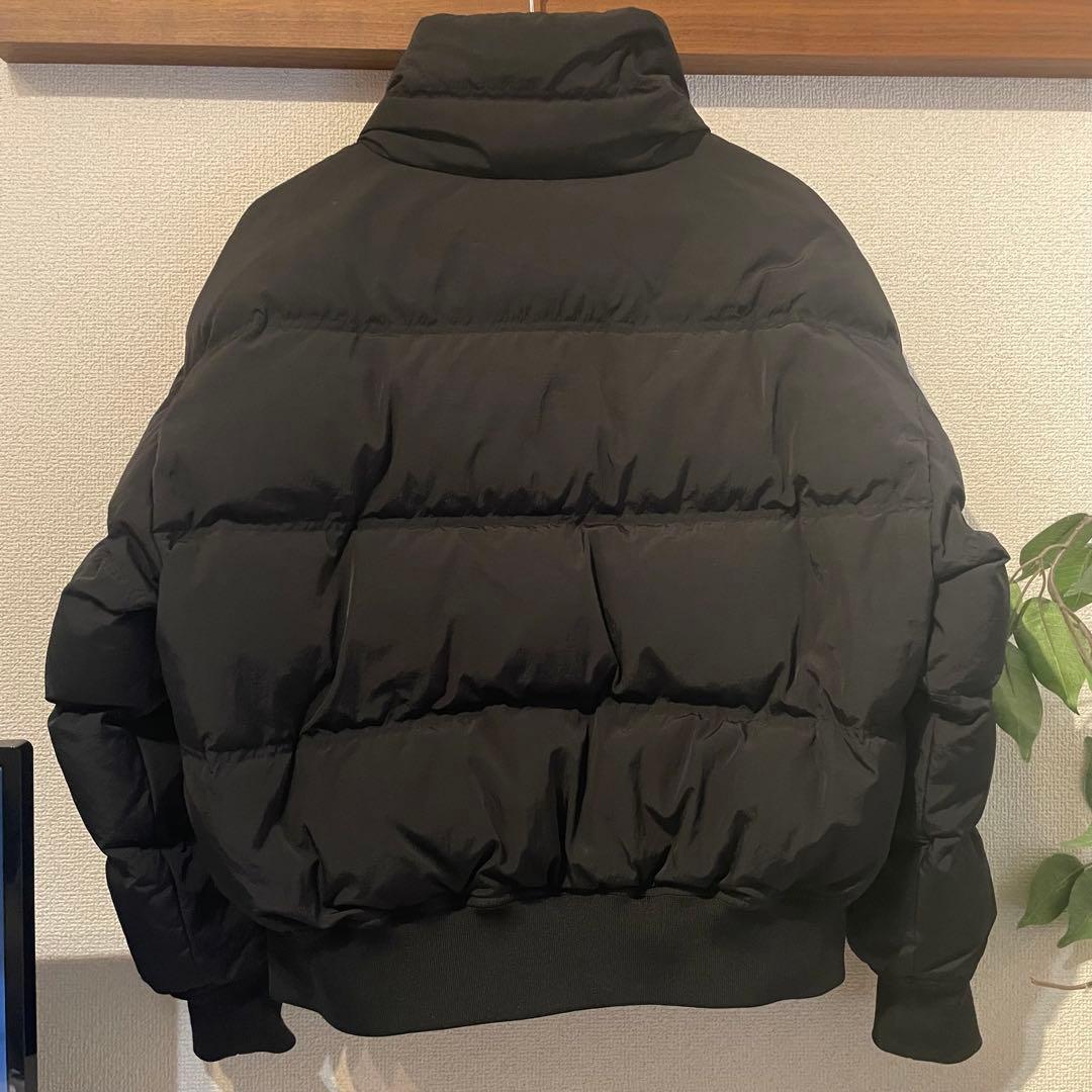 黒いダウンジャケット GKロゴ