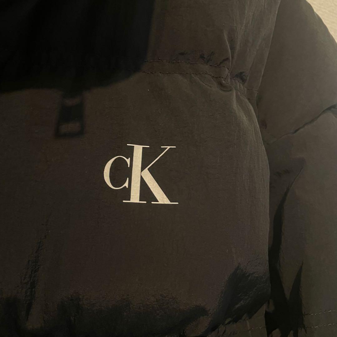 黒いダウンジャケット GKロゴ