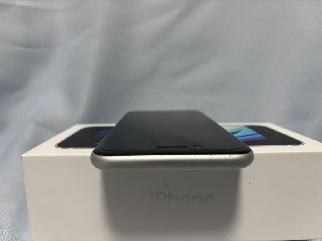 Apple iPhone SE (第2世代) ホワイト本体　SIMロック解除済み
