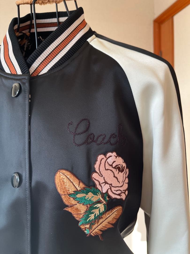 最終値下げ！！Coach 刺繍入りスカジャン 黒/白