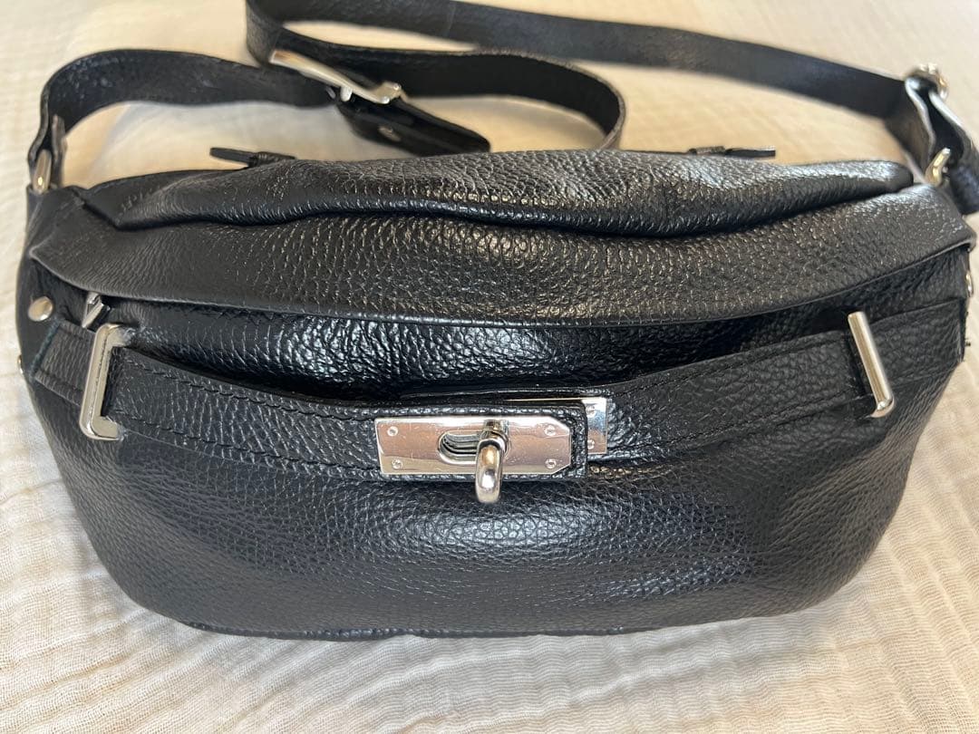 レア！美品AULENTTIオウレンティ黒 レザー ボディバッグ シルバー金具