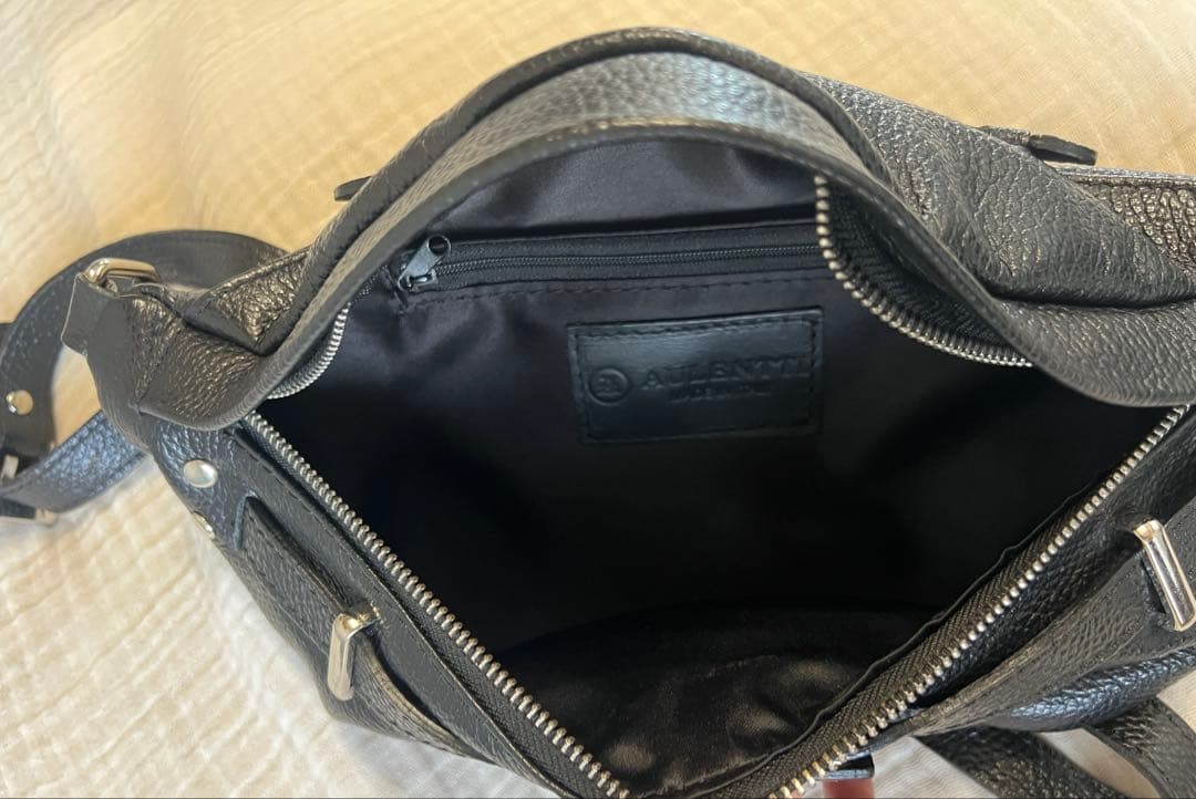レア！美品AULENTTIオウレンティ黒 レザー ボディバッグ シルバー金具